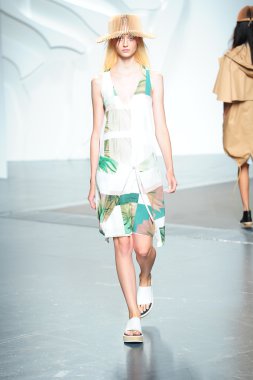 tibi spring Show'da pist model yürür