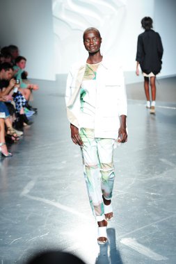 tibi spring Show'da pist model yürür