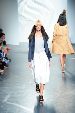 tibi spring Show'da pist model yürür