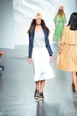 tibi spring Show'da pist model yürür