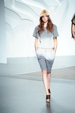tibi spring Show'da pist model yürür