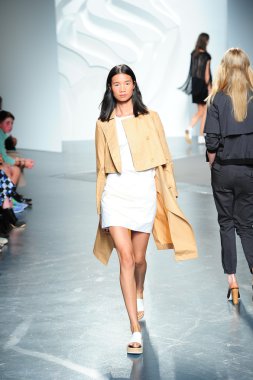 tibi spring Show'da model