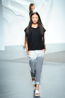 tibi spring Show'da model