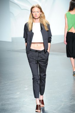tibi spring Show'da model