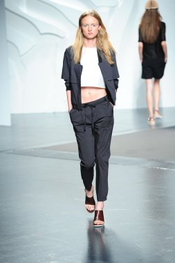 tibi spring Show'da model