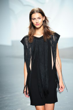 tibi spring Show'da model