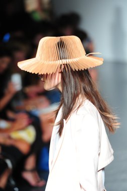 tibi spring Show'da pist model yürür