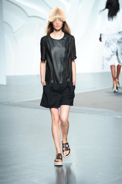 tibi spring Show'da pist model yürür