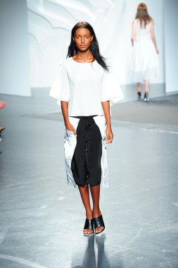 tibi spring Show'da model