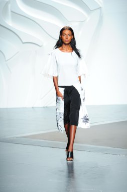 tibi spring Show'da model
