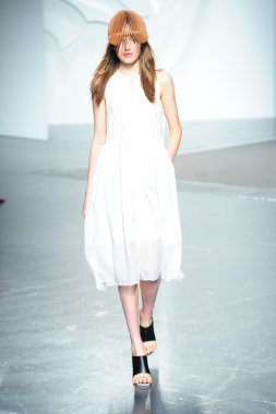 tibi spring Show'da pist model yürür