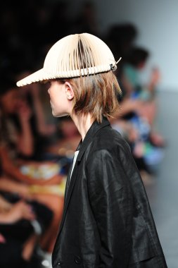 tibi spring Show'da pist model yürür