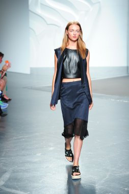 tibi spring Show'da model