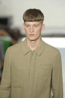 duckie kahverengi Show'da pist model yürür