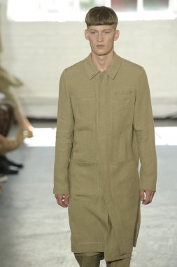 duckie kahverengi Show'da pist model yürür