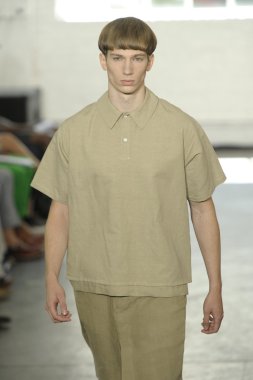 duckie kahverengi Show'da pist model yürür