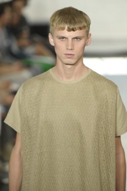 duckie kahverengi Show'da pist model yürür