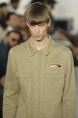 duckie kahverengi Show'da pist model yürür