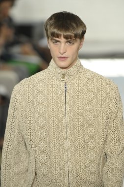 duckie kahverengi Show'da pist model yürür