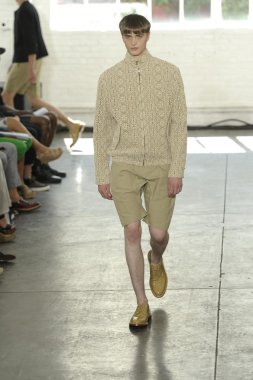 duckie kahverengi Show'da pist model yürür