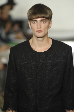 duckie kahverengi Show'da pist model yürür