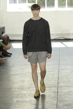 duckie kahverengi Show'da pist model yürür