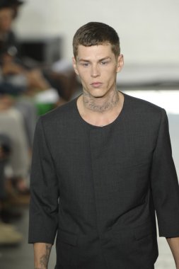 duckie kahverengi Show'da pist model yürür