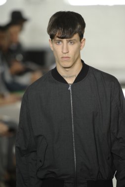 duckie kahverengi Show'da pist model yürür