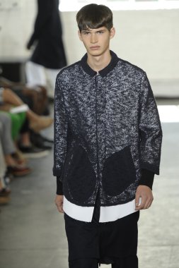 duckie kahverengi Show'da pist model yürür