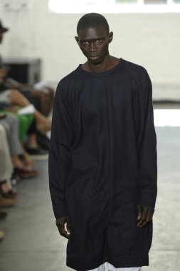 duckie kahverengi Show'da pist model yürür