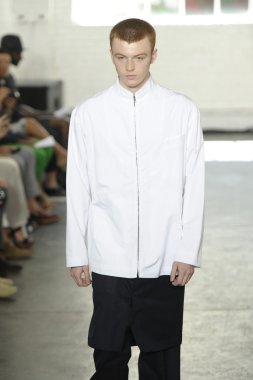 duckie kahverengi Show'da pist model yürür