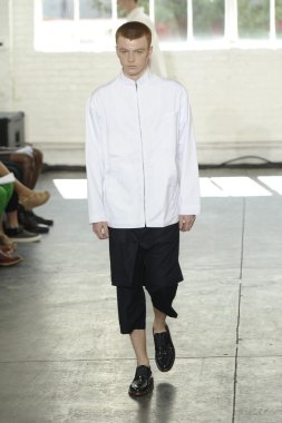 duckie kahverengi Show'da pist model yürür