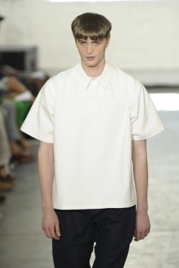 duckie kahverengi Show'da pist model yürür