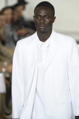 duckie kahverengi Show'da pist model yürür