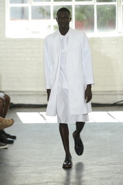 duckie kahverengi Show'da pist model yürür