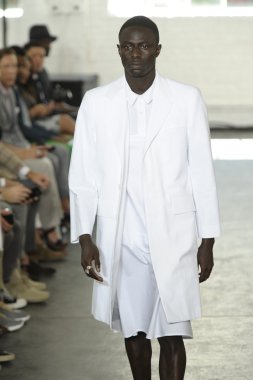 duckie kahverengi Show'da pist model yürür