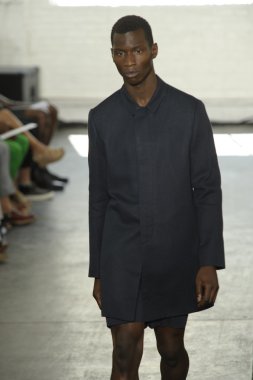 duckie kahverengi Show'da pist model yürür