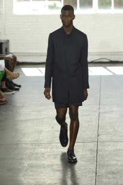 duckie kahverengi Show'da pist model yürür