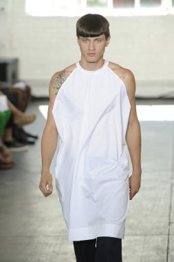 duckie kahverengi Show'da pist model yürür