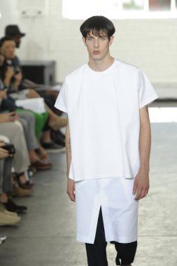 duckie kahverengi Show'da pist model yürür