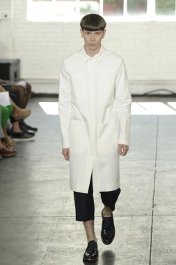 duckie kahverengi Show'da pist model yürür