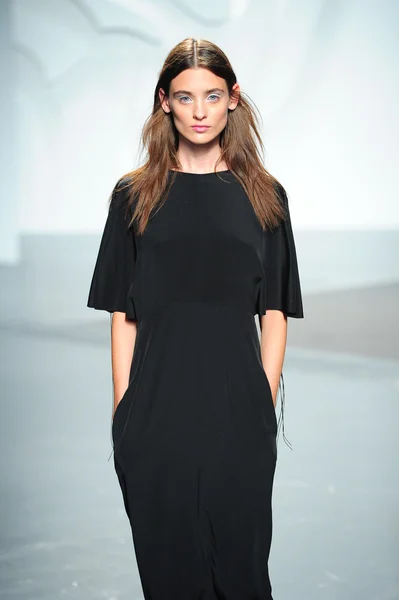 Tibi spring Show'da pist model yürür — Stok fotoğraf