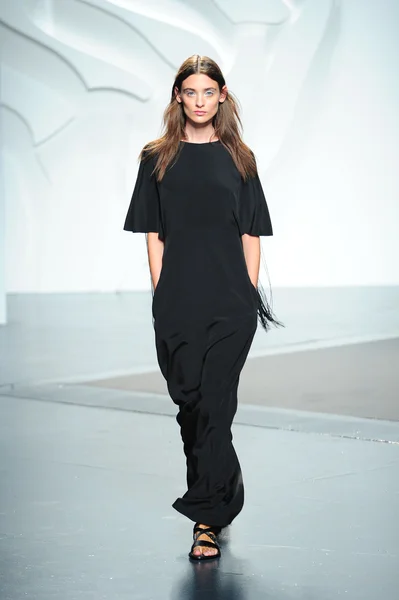 Model walks the runway at the Tibi Spring show — Stock Photo, Image
