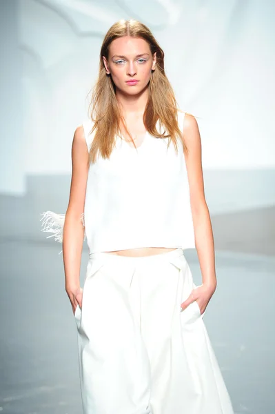 Model walks the runway at the Tibi Spring show — Stock Photo, Image