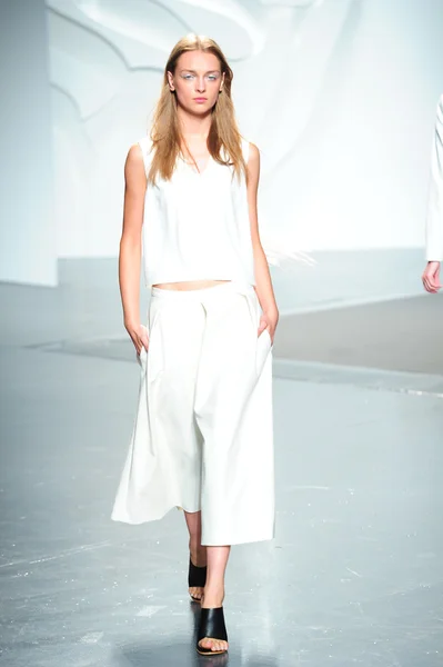 Model walks the runway at the Tibi Spring show — Stock Photo, Image