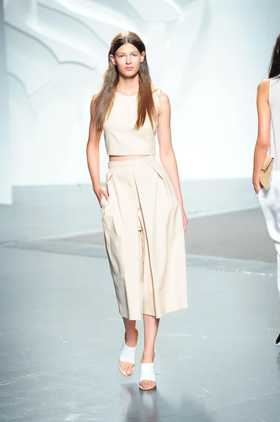 Model walks the runway at the Tibi Spring show — Stock Photo, Image