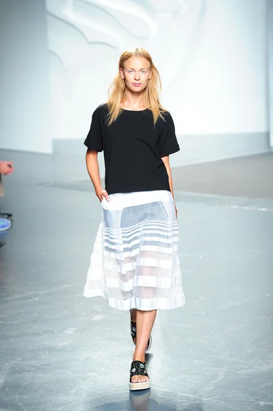 Model walks the runway at the Tibi Spring show — Stock Photo, Image