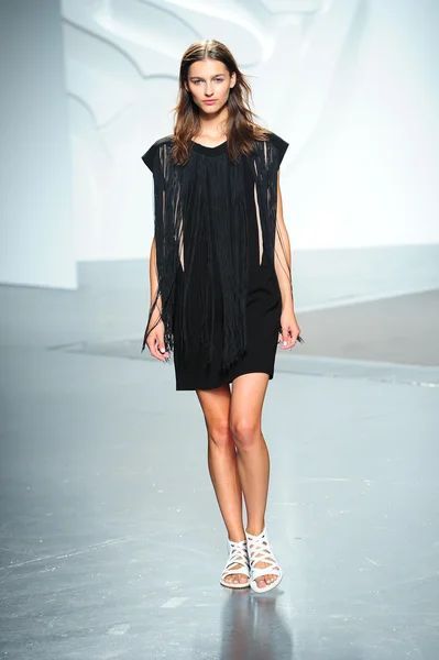 Tibi spring Show'da model — Stok fotoğraf