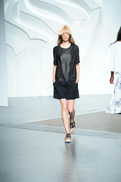 Model walks the runway at the Tibi Spring show — Stock Photo, Image