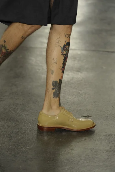 Duckie kahverengi Show'da pist model yürür — Stok fotoğraf